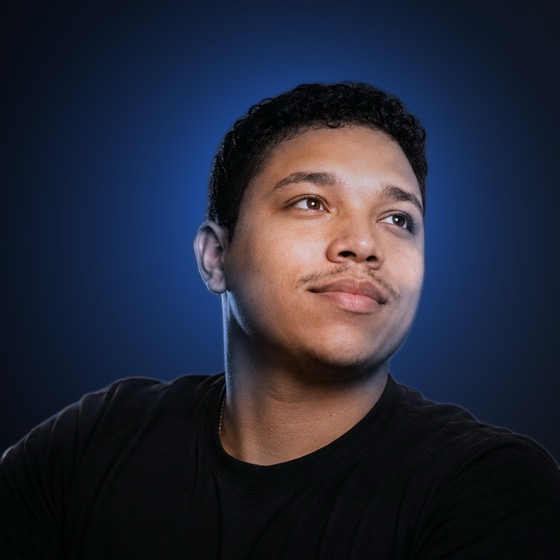 Retrato de Samu Navarro con fondo azul